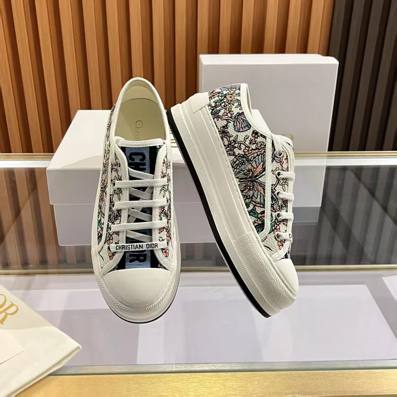 👟👟Ex-factory price 520👟👟 Walk‘n’Dior embroidered mid-top casual shoes are new in 2025. On the fashion stage, Dior embroidered shoes are the well-deserved protagonist. Delicate stitching is used on the upper, every stitch is devoted to the craftsman's efforts, and every thread is woven with artistic poetry. From complex floral patterns to smart geometric textures, embroidery is like the magic that gives shoes life, allowing them to show dynamic beauty even in static conditions.   Wearing Dior embroidered shoes feels like stepping into a dream world full of art. It is not only a pair of shoes, but also a walking piece of art that perfectly integrates fashion and culture. Whether you are strolling on the bustling city streets or attending important social occasions, Dior embroidered shoes can add unique charm to your style and become the focus of everyone's attention.   Choosing Dior embroidered shoes means choosing a persistent pursuit of quality and a unique understanding of fashion. Let it accompany you through every wonderful moment and leave your own fashion mark.  Material: Sheepskin lining, feet, silk cowhide, size 35-41, heel height 5cm